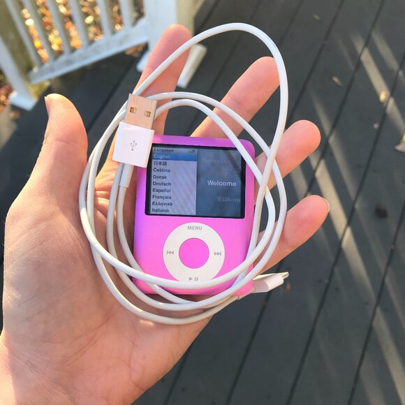 Hot pink iPod nano 3rd gen 8GB - Picture 1 of 7